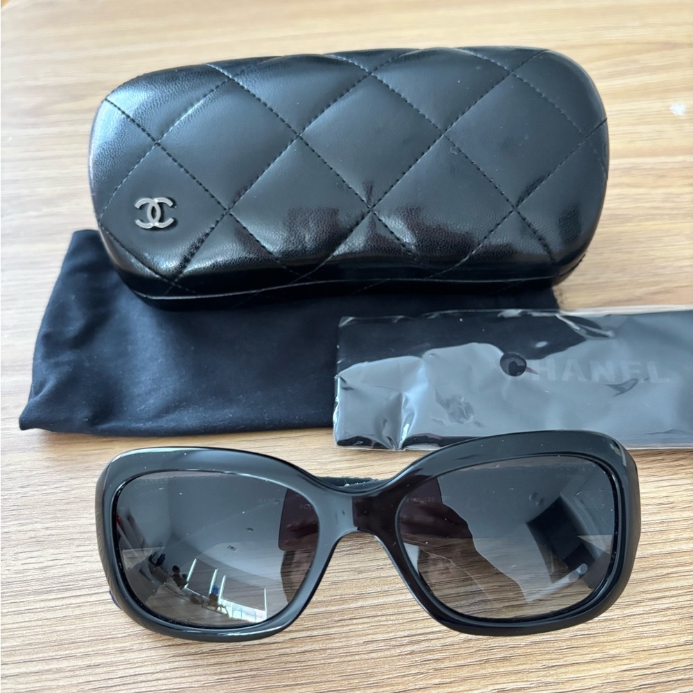 CHANEL Black Oversized Sunglasses with Tweed Temples - Picture 3 of 9